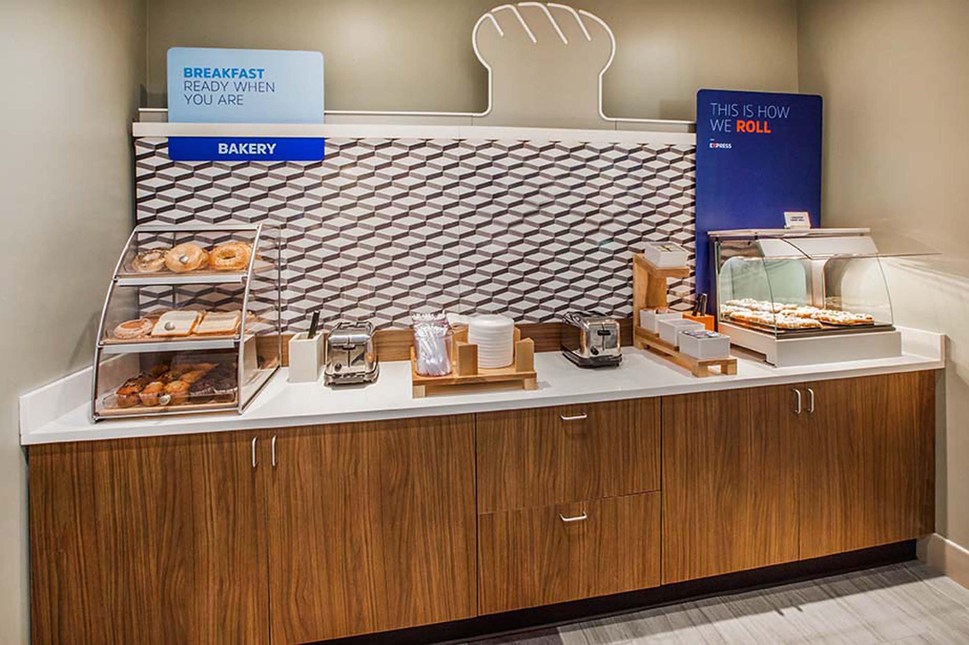Holiday Inn Express Stony Brook-Long Island By Ihg Centereach Exterior photo