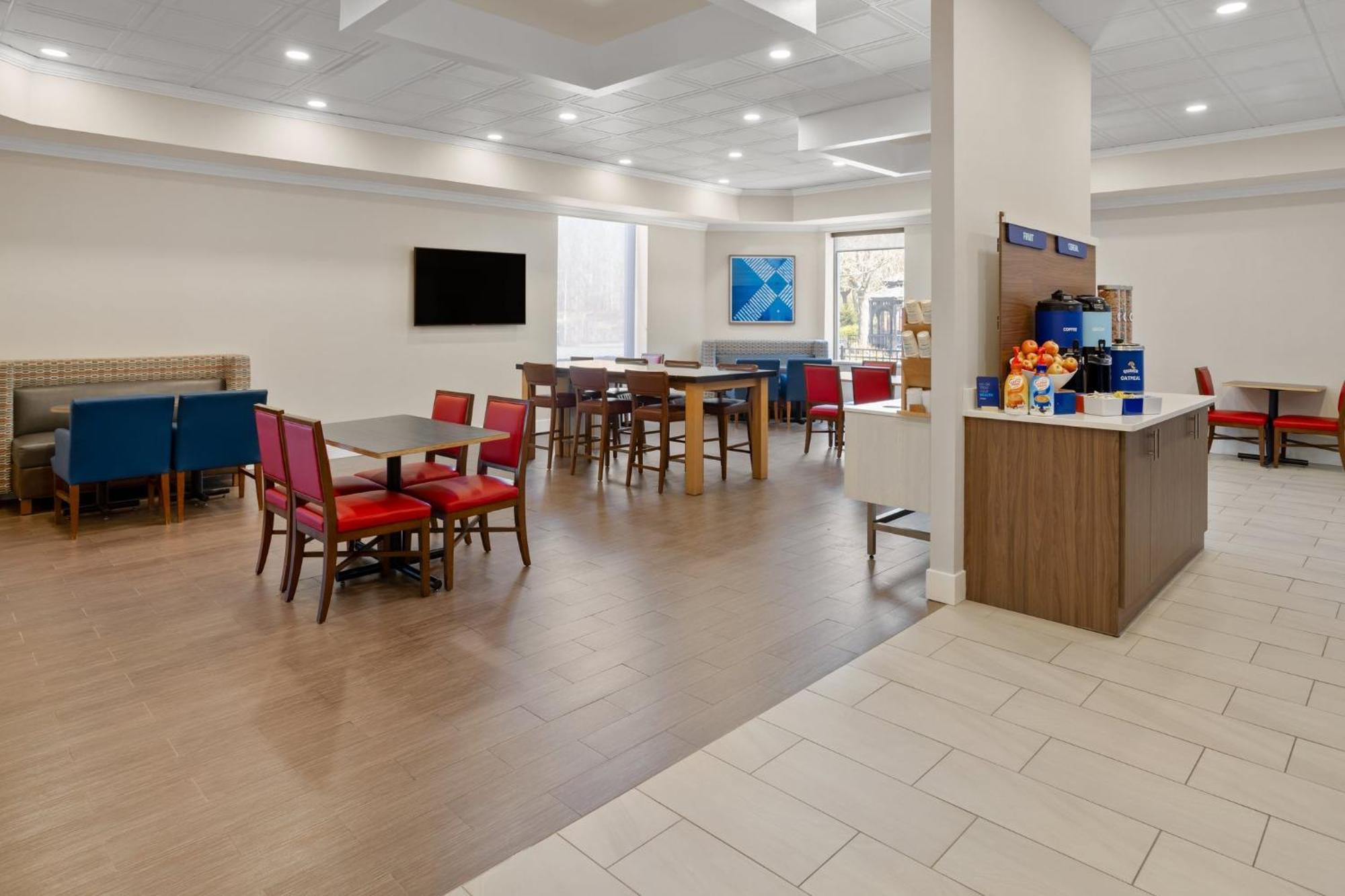 Holiday Inn Express Stony Brook-Long Island By Ihg Centereach Exterior photo