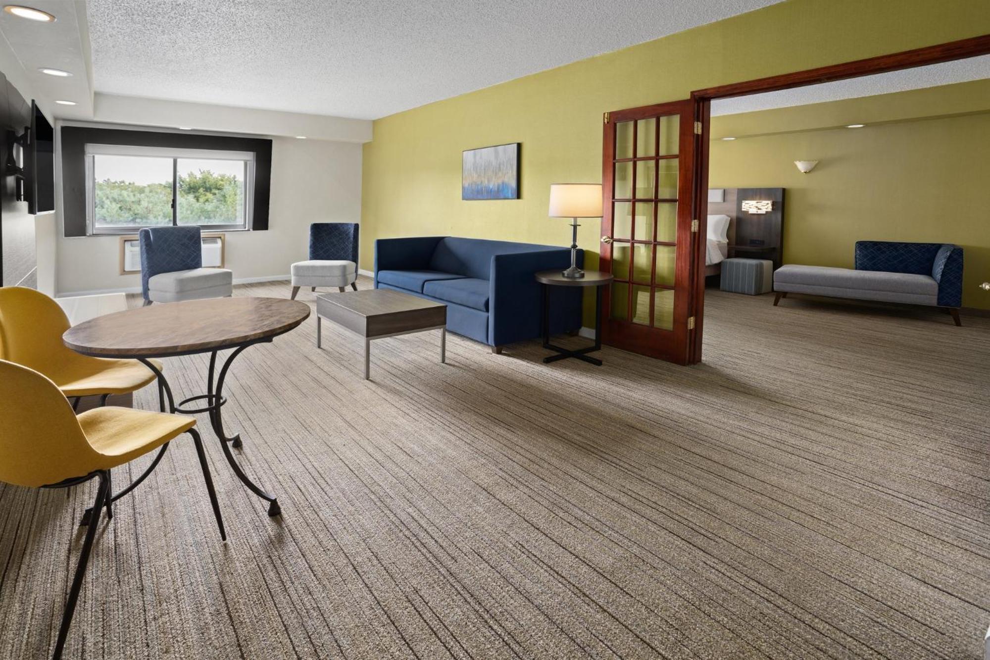 Holiday Inn Express Stony Brook-Long Island By Ihg Centereach Exterior photo